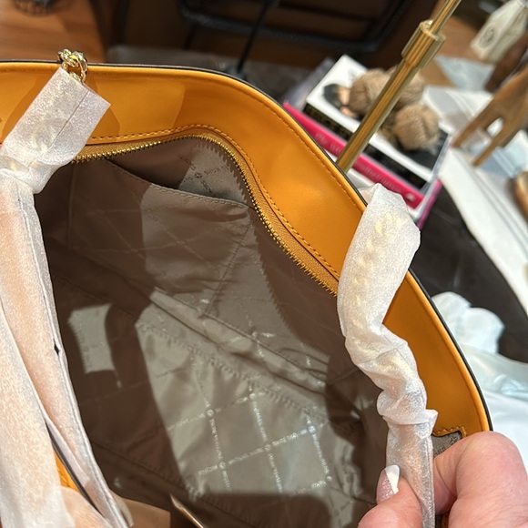 Authentic Michael Kors Jet Set Front Pocket Zip Chain Tote Handbag in Honeycomb - Picture 10 of 14